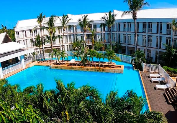 piscina hotel blue cove